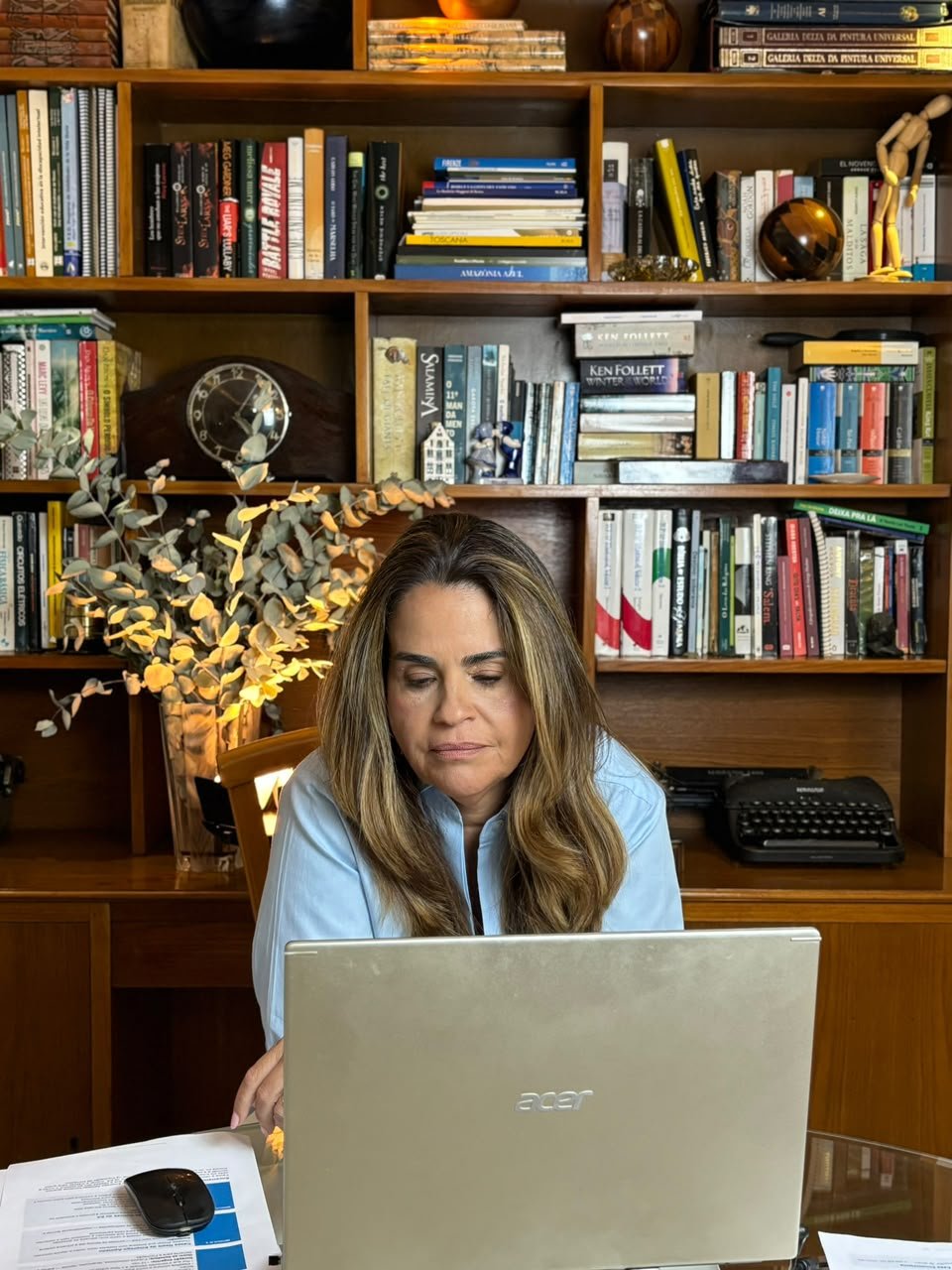 Ana Paula Pacheco trabalhando em seu escritório