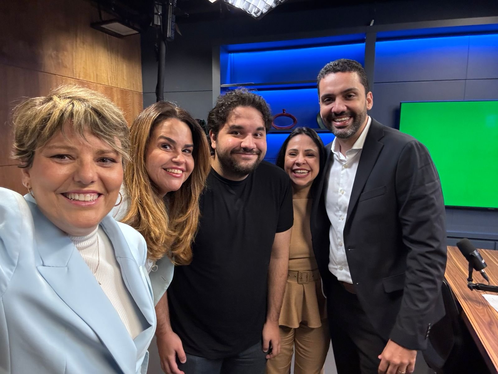 Ana Paula Pacheco com a equipe nos bastidores de um estúdio de televisão